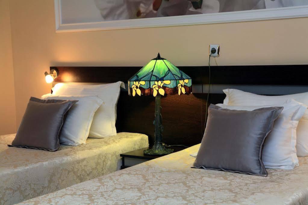 Family Hotel Central Шумен Екстер'єр фото