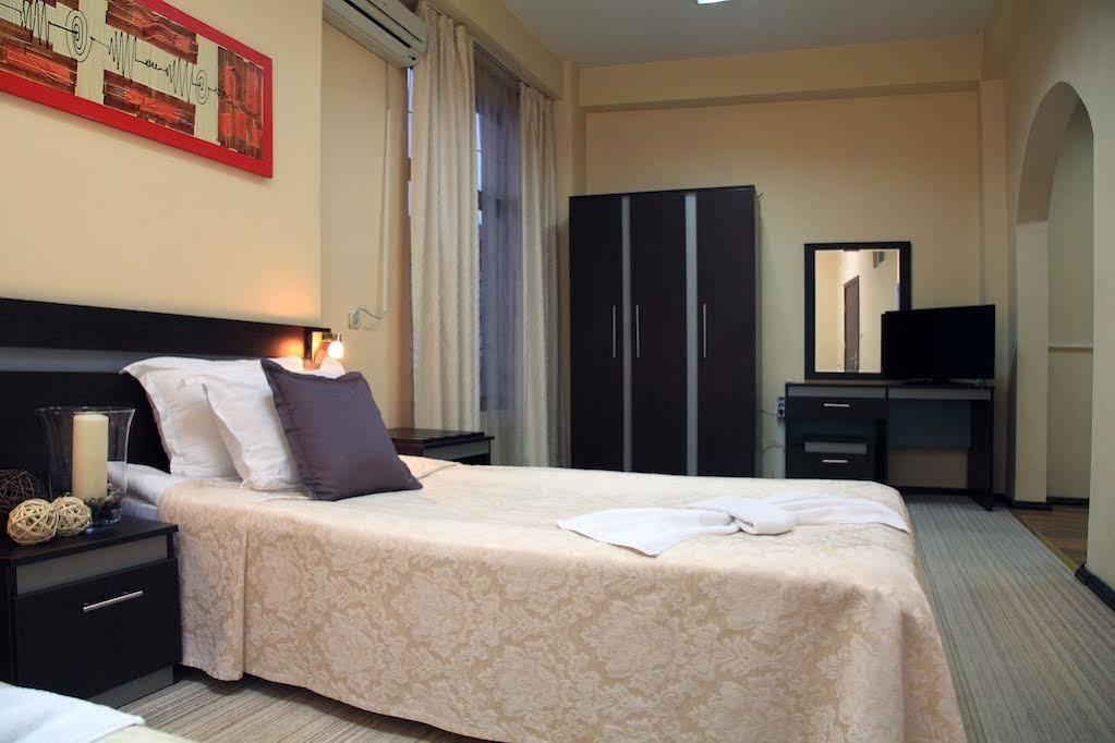 Family Hotel Central Шумен Екстер'єр фото