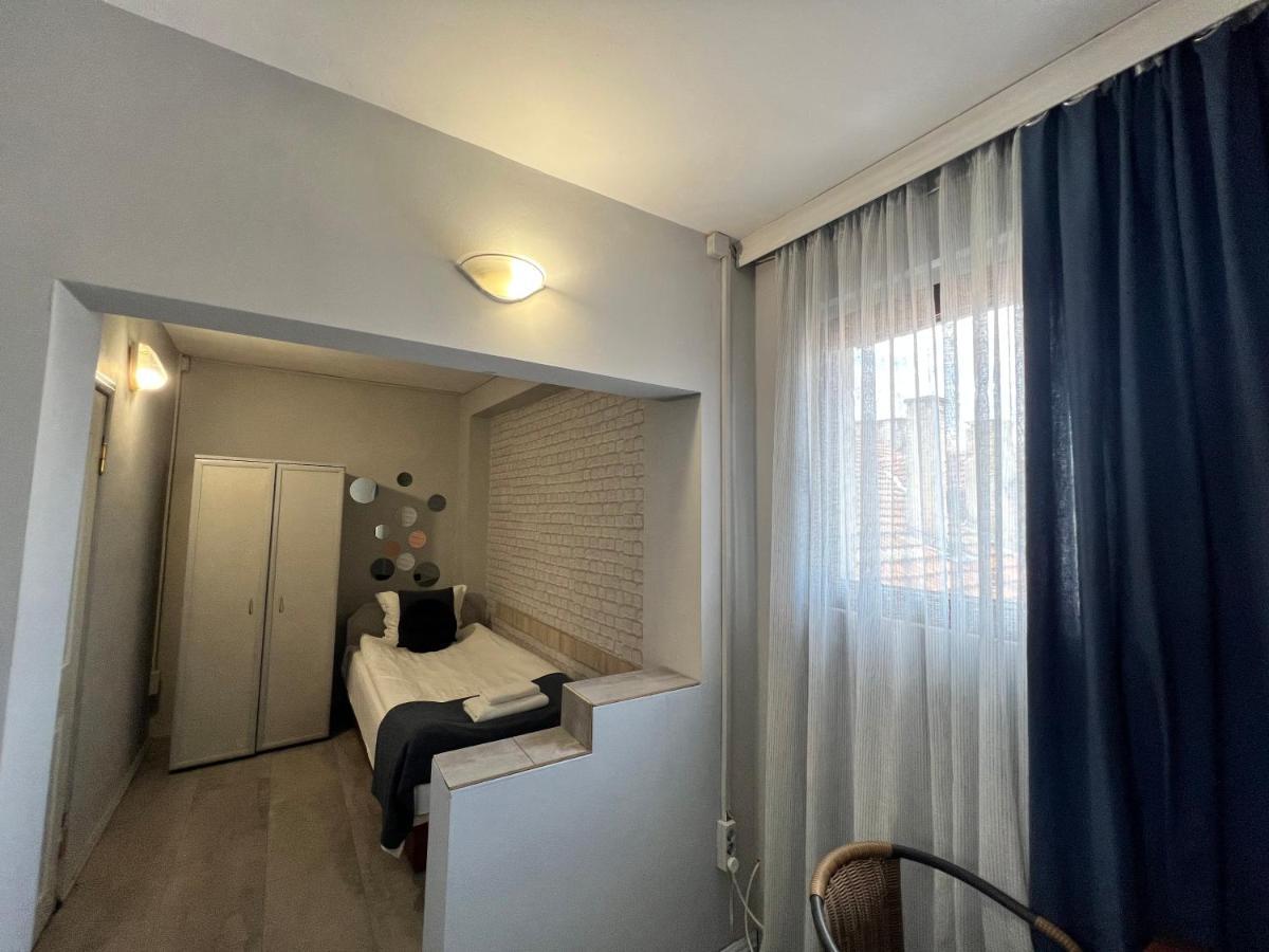 Family Hotel Central Шумен Екстер'єр фото