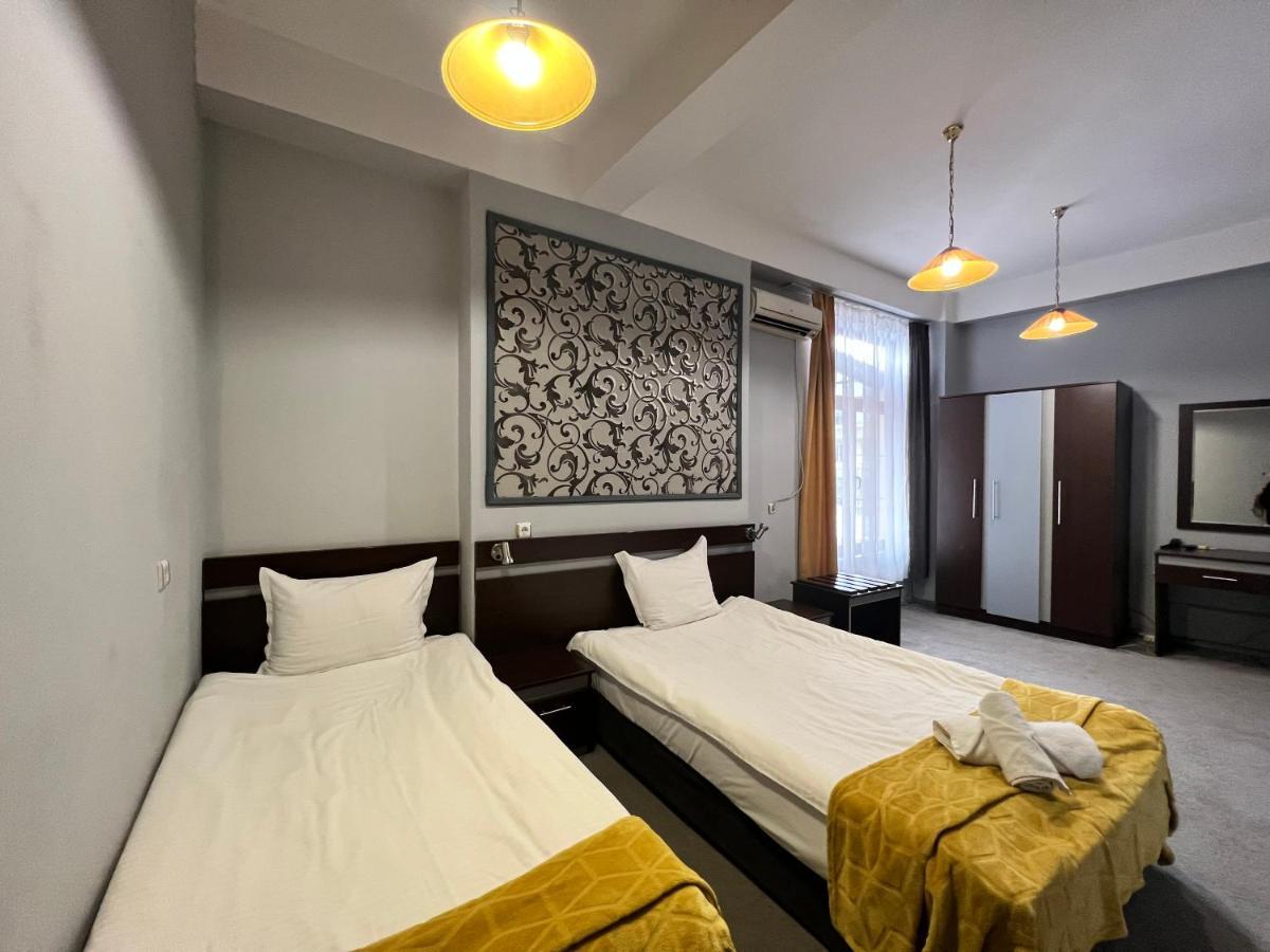 Family Hotel Central Шумен Екстер'єр фото