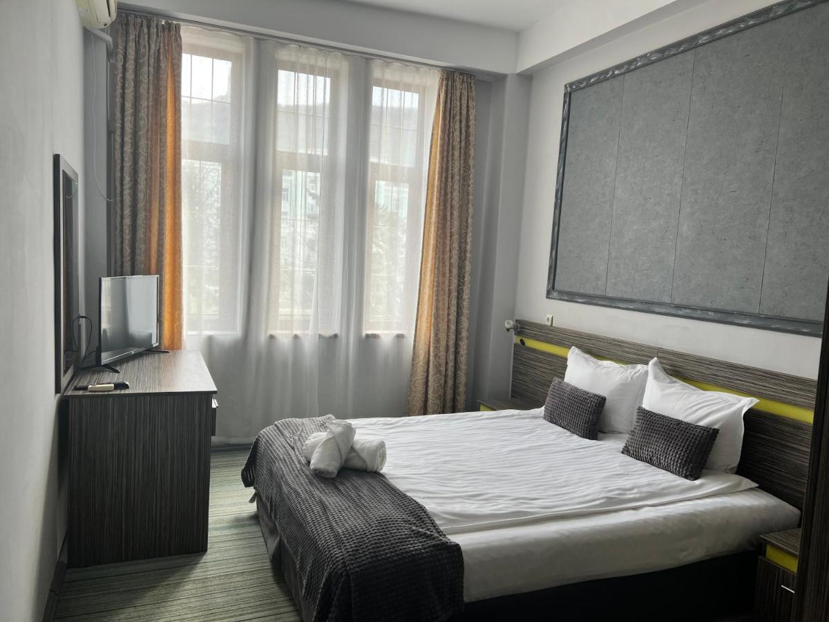 Family Hotel Central Шумен Екстер'єр фото