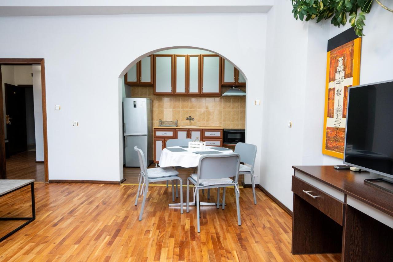 Family Hotel Central Шумен Екстер'єр фото