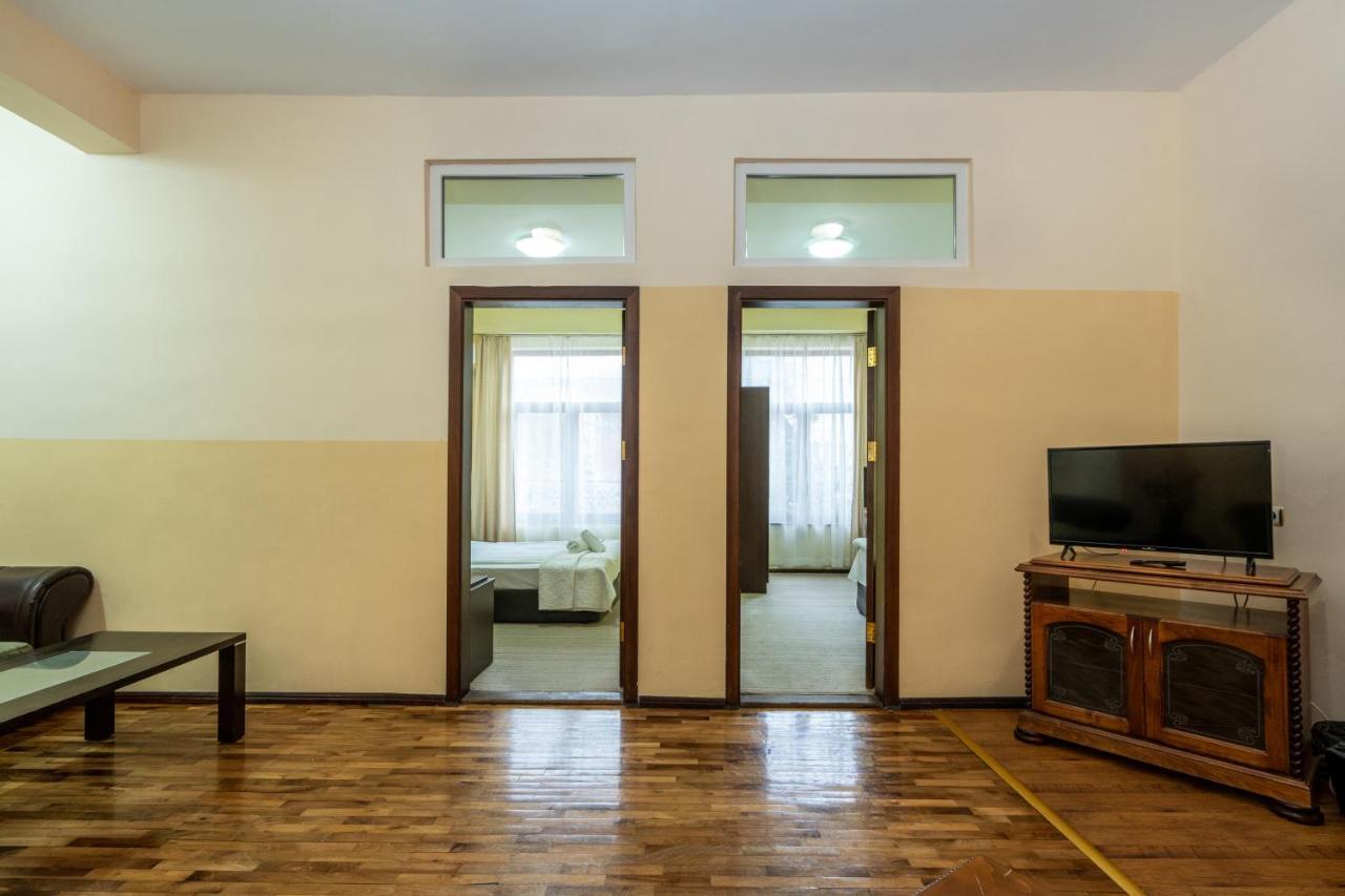 Family Hotel Central Шумен Екстер'єр фото