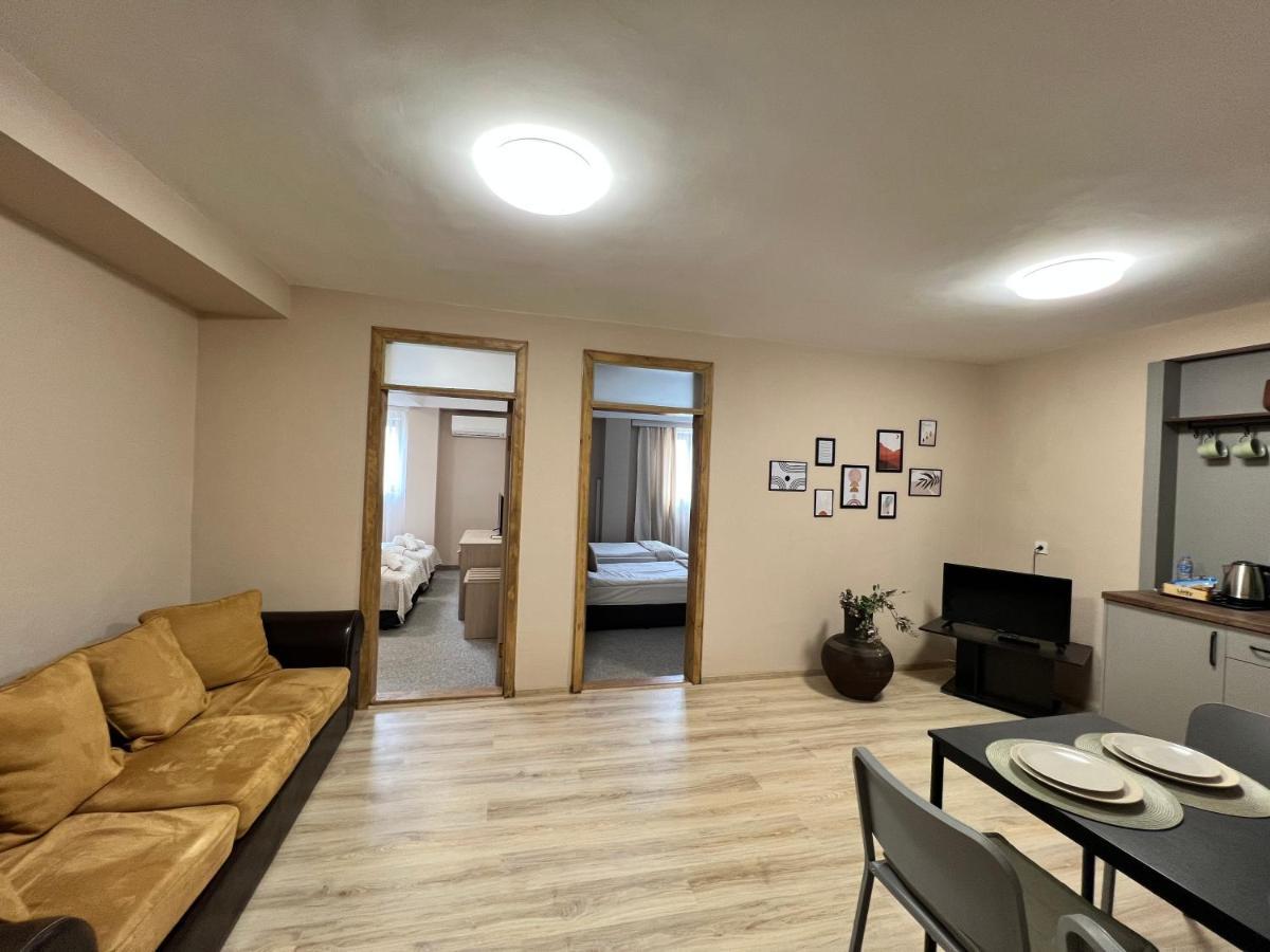 Family Hotel Central Шумен Екстер'єр фото