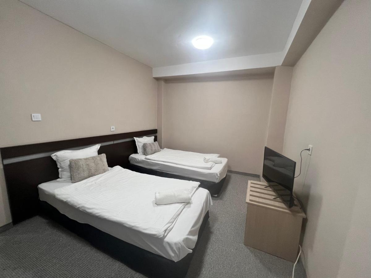 Family Hotel Central Шумен Екстер'єр фото