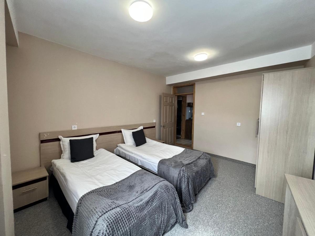Family Hotel Central Шумен Екстер'єр фото