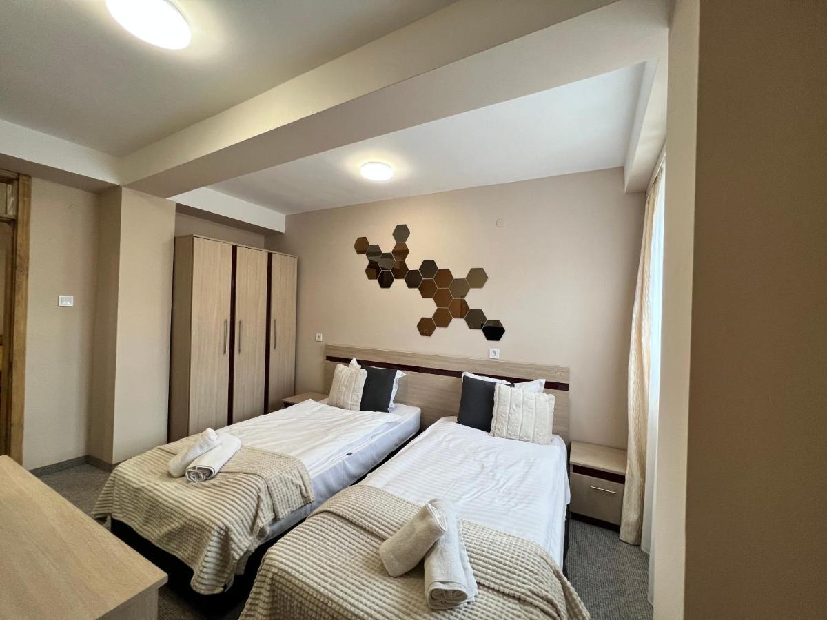 Family Hotel Central Шумен Екстер'єр фото
