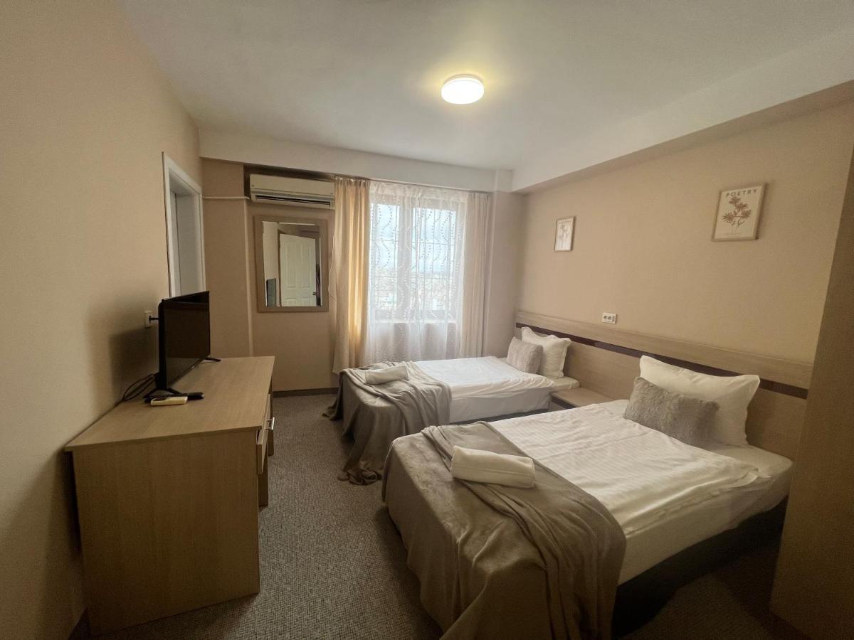 Family Hotel Central Шумен Екстер'єр фото