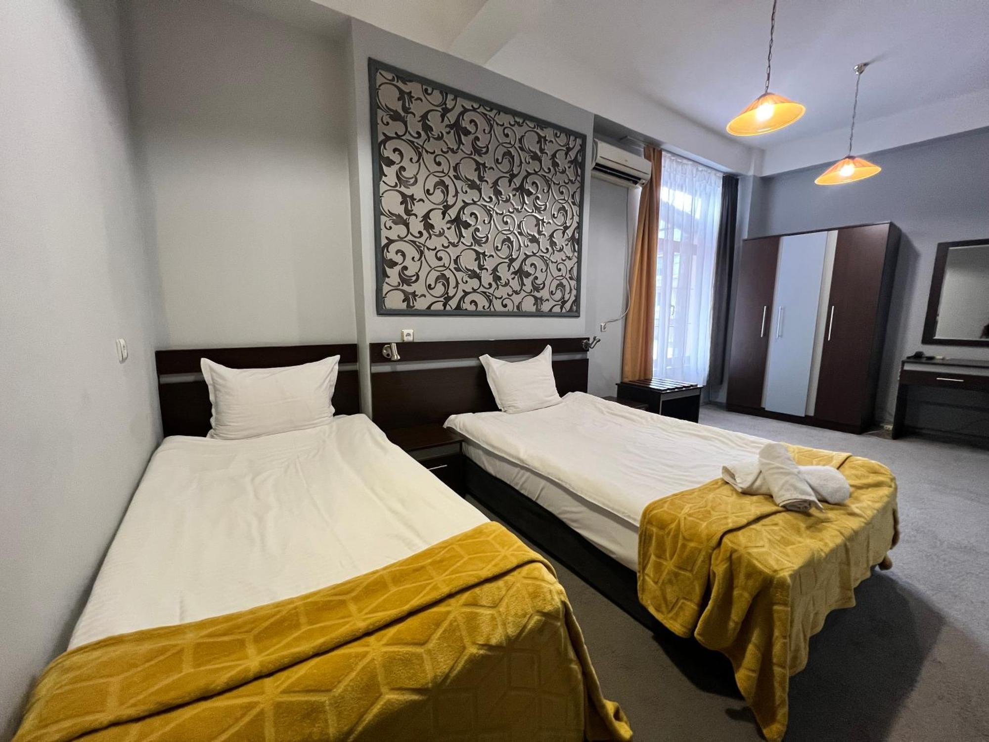 Family Hotel Central Шумен Екстер'єр фото